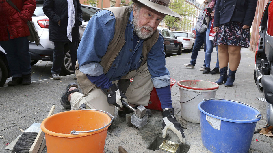 Der Künstler Gunter Demnig verlegt in Frankfurt einen Stolperstein Der Künstler Gunter Demnig verlegt in Frankfurt einen Stolperstein