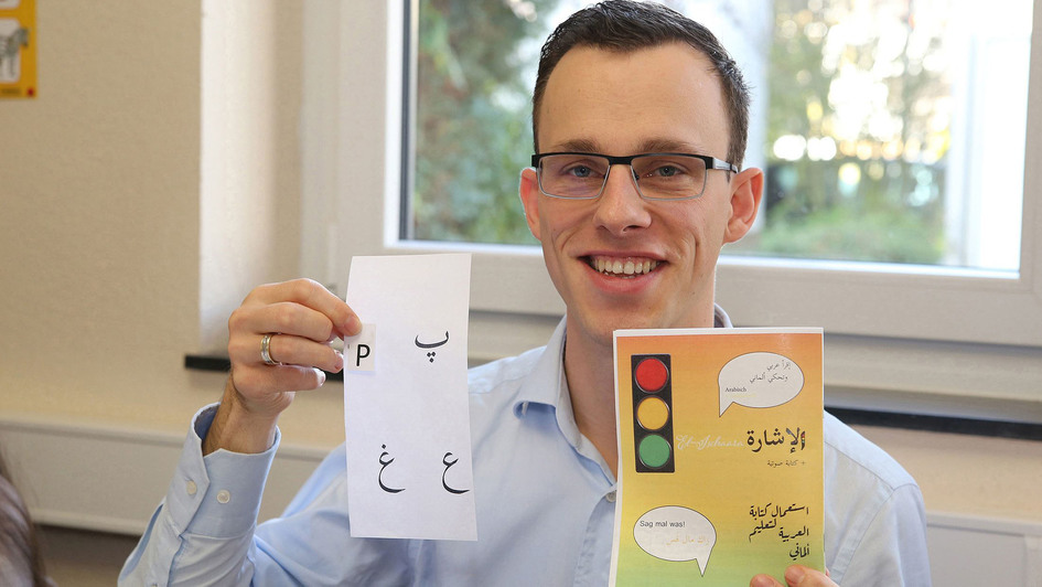 Pfarrer Benjamin Graf präsentiert Beispiele seiner arabischen Lautschrift für die deutsche Sprache