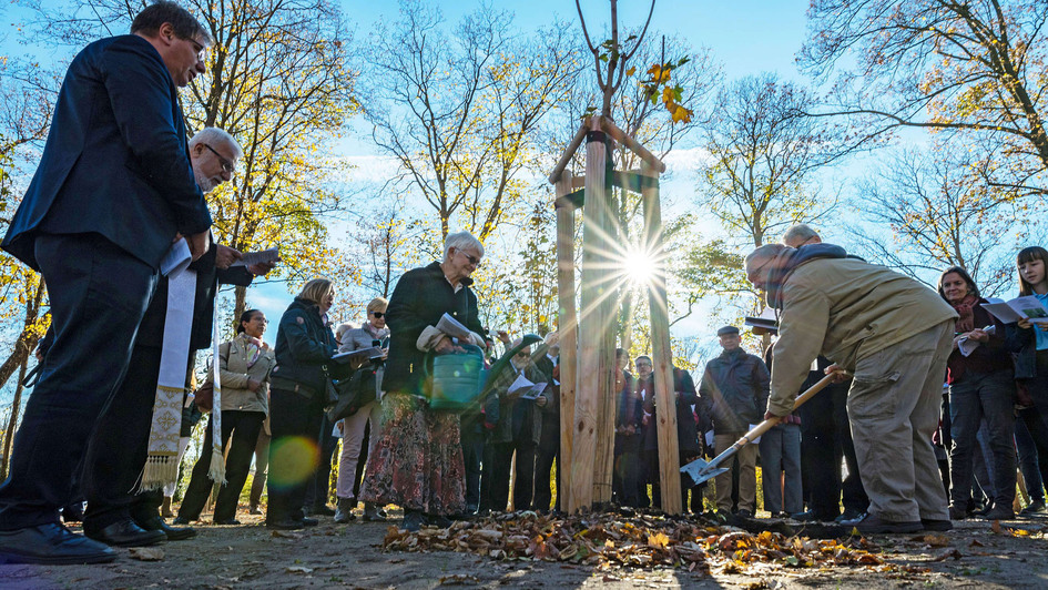 Don und Cheryl Klein aus Oklahoma (USA) pflanzen einen der letzten Bäume im Luthergarten Wittenberg Don und Cheryl Klein aus Oklahoma (USA) pflanzen einen der letzten Bäume im Luthergarten Wittenberg