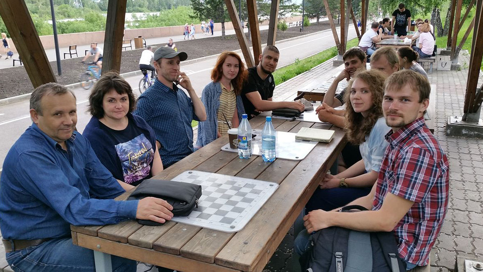 Mitglieder der Kirchengemeinde Krasnojarsk bei der Bibelstunde an der Uferpromenade des Jenissei