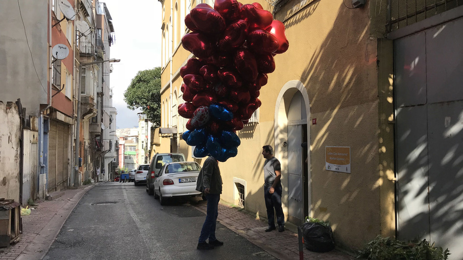 Luftballon-Verkäufer vor der Evangelischen Gemeinde deutscher Sprache in Istanbul