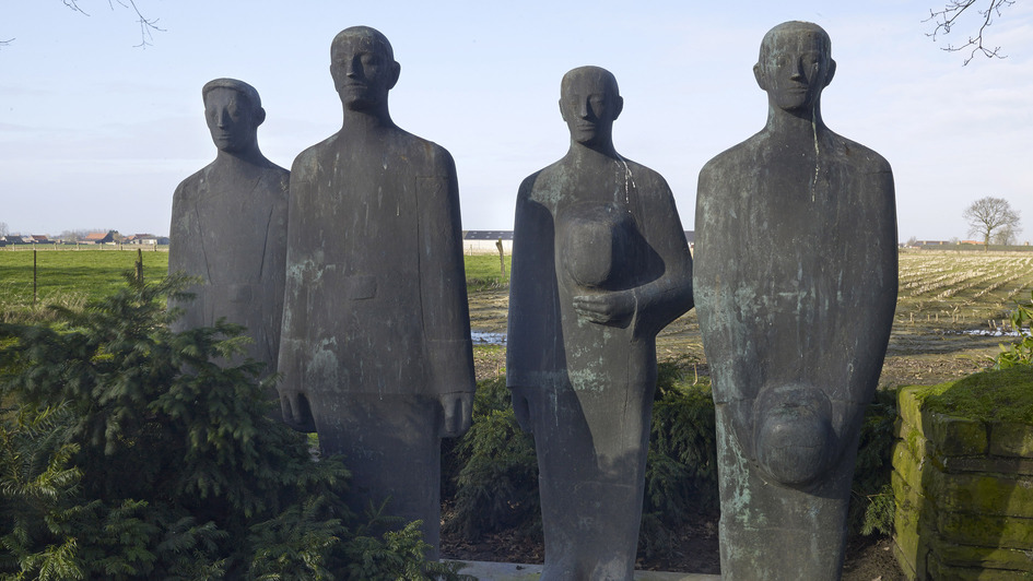 Bronzeskulptur „Trauernde Soldaten“ auf dem Soldatenfriedhof bei Langemarckin Bronzeskulptur „Trauernde Soldaten“ auf dem Soldatenfriedhof bei Langemarckin
