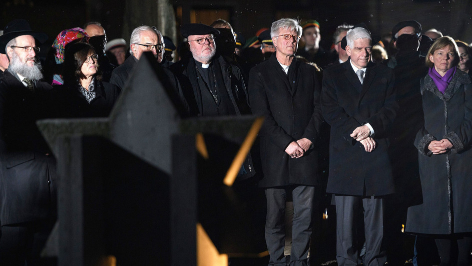 Kardinal Reinhard Marx, Ratsvorsitzender Heinrich Bedford-Strohm und Zentralrats-Präsident Josef Schuster bei der Gedenkfeier an die Reichspogromnacht in Würzburg