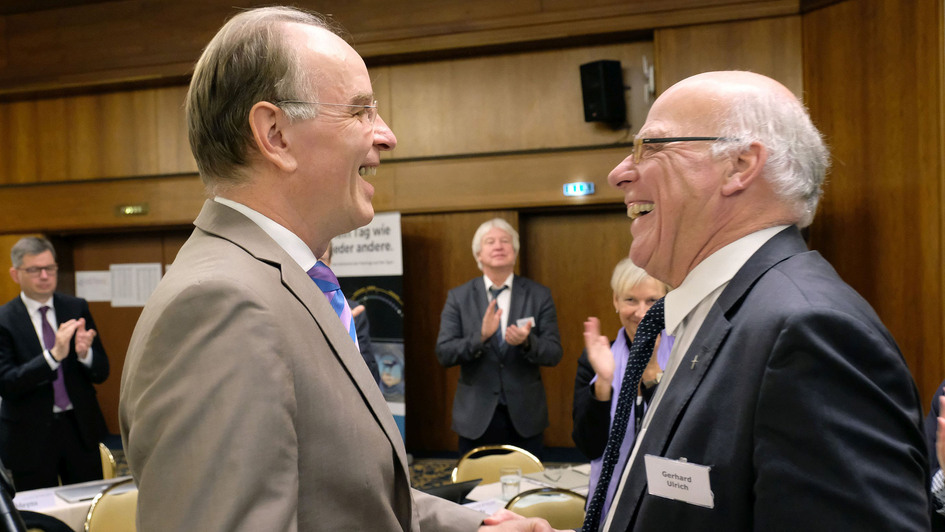 Gerhard Ulrich gratuliert seinem Nachfolger Ralf Meister zur Wahl zum Leitenden Bischof der VELKD Gerhard Ulrich gratuliert seinem Nachfolger Ralf Meister zur Wahl zum Leitenden Bischof der VELKD
