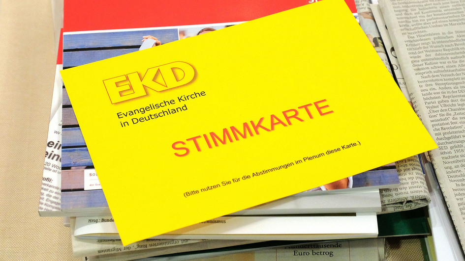 EKD-Synode, Abstimmungskarte liegt auf einem Stapel mit Unterlagen