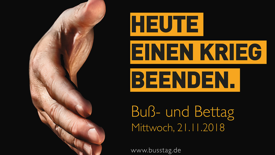 Plakatmotiv zur Bußtags-Kampagne 2018; ausgestreckte Hand vor schwarzem Grund, Mottobanner 'Heute einen Krieg beenden'