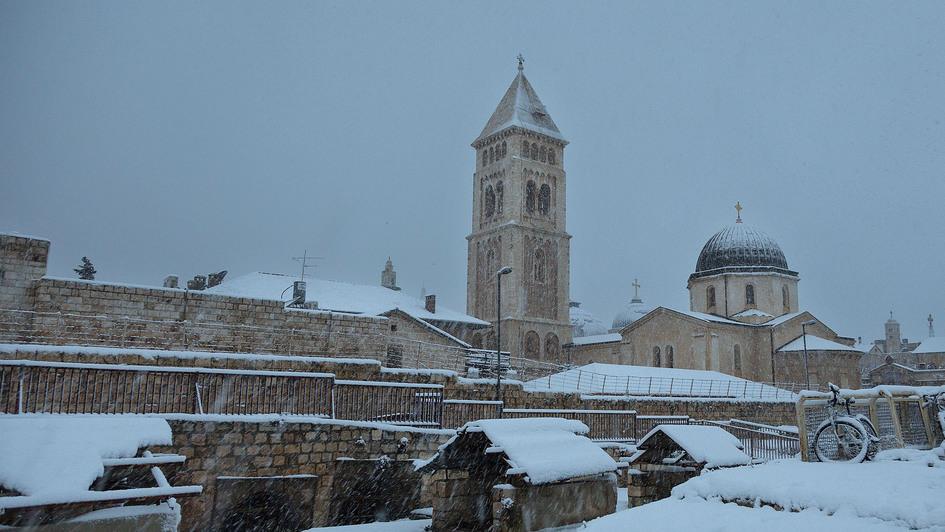 Die Erlöserkirche in der Jerusalemer Altstadt bei Schneetreiben