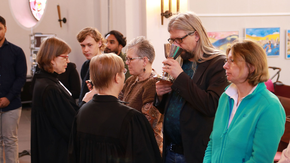 Pfarrerinnen und Teilnehmer beim Abendmahl im internationalen Gottesdienst der Lydia-Gemeinde Dortmund