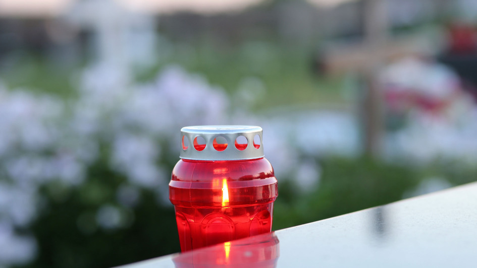 Kerze auf einem Grabstein