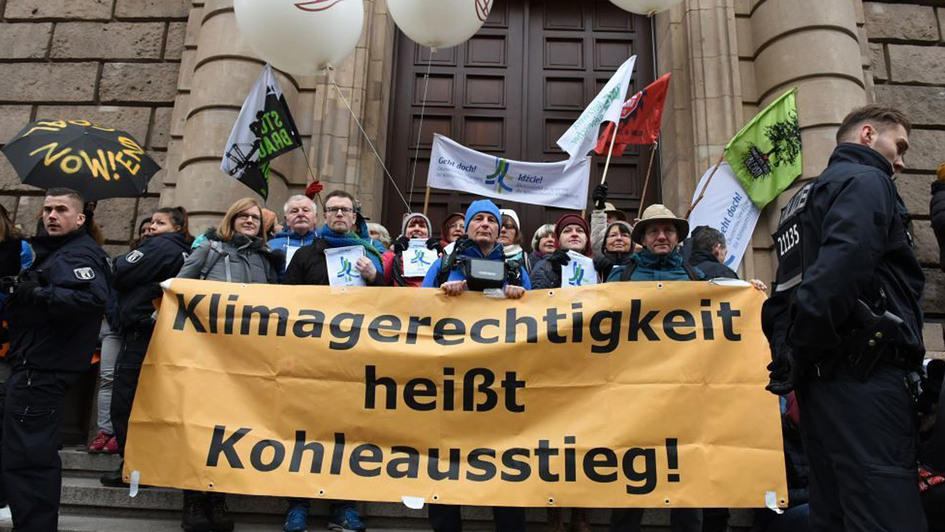 Klimapilger stehen mit einem Transparent vor dem Wirtschaftsministerium in Berlin