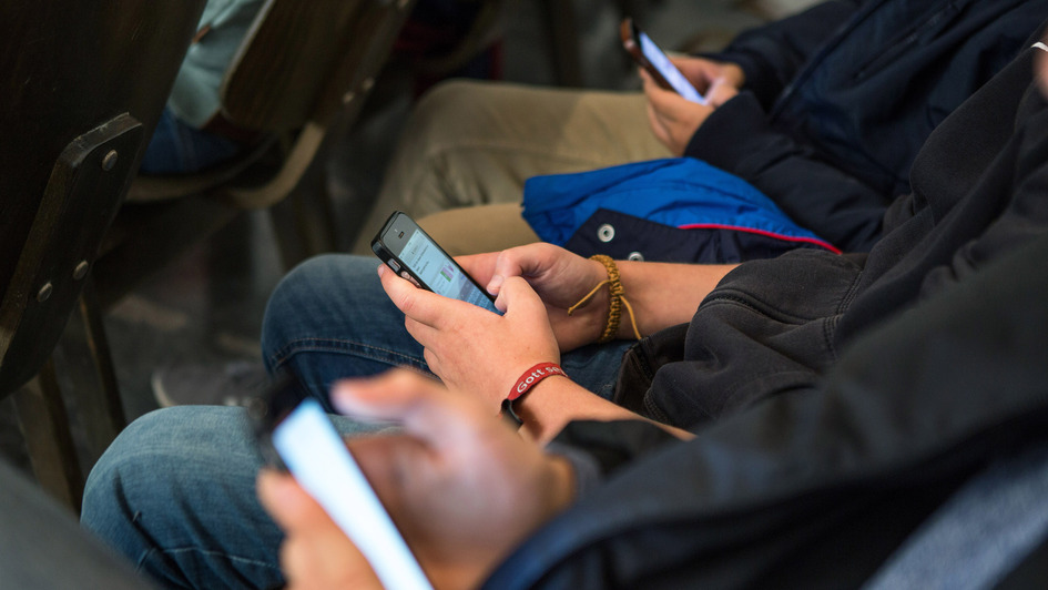 Gottesdienstbesucher mit Smartphone Gottesdienstbesucher mit Smartphone