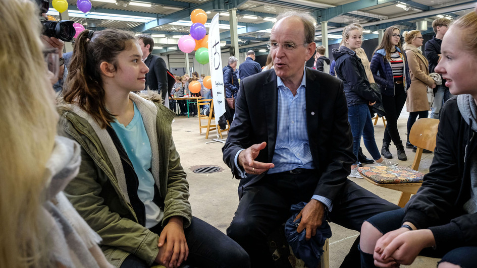 Landesbischof Ralf Meister im Gespraech mit Schuelern beim 'Reformation Day and you' in Lingen