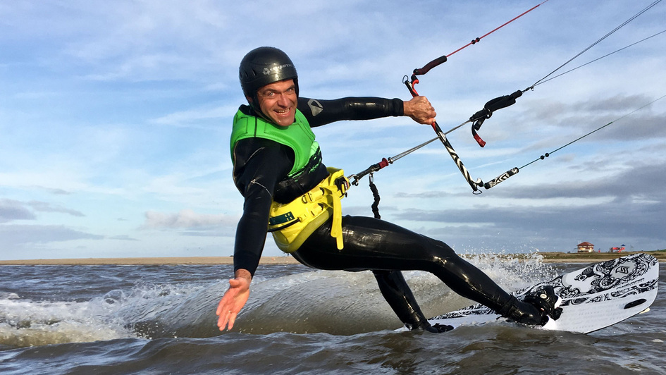Erik Neumann, der erste Kite-Pastor der hannoverschen Landeskirche, im Neoprenanzug auf einem Kite-Board Erik Neumann, der erste Kite-Pastor der hannoverschen Landeskirche, im Neoprenanzug auf einem Kite-Board