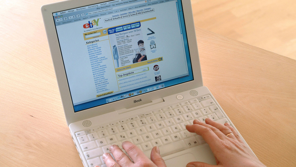 Laptop mit aufgerufener ebay-Startseite