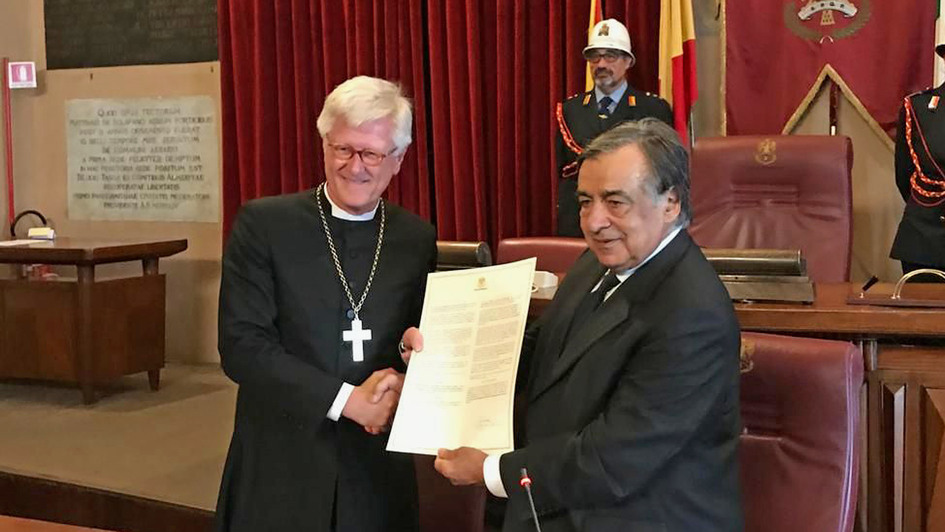 Heinrich Bedford-Strohm und Leonluca Orlando bei Verleihung der Ehrenbürgerschaft im Rathaus von  Palermo