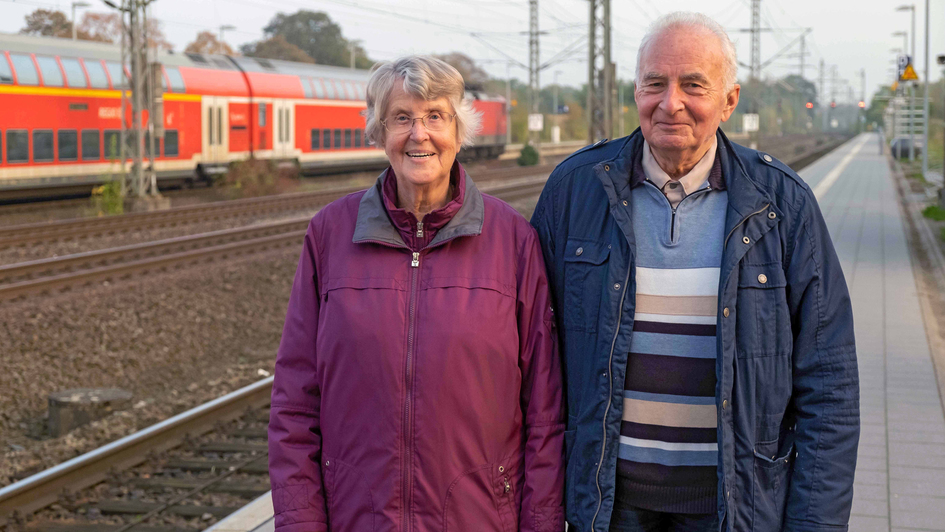 Helga Winterberg und der Pastor Jens-Peter Andresen am 24.10.2019 an den Bahngleisen des Bahnhofs in Büchen.