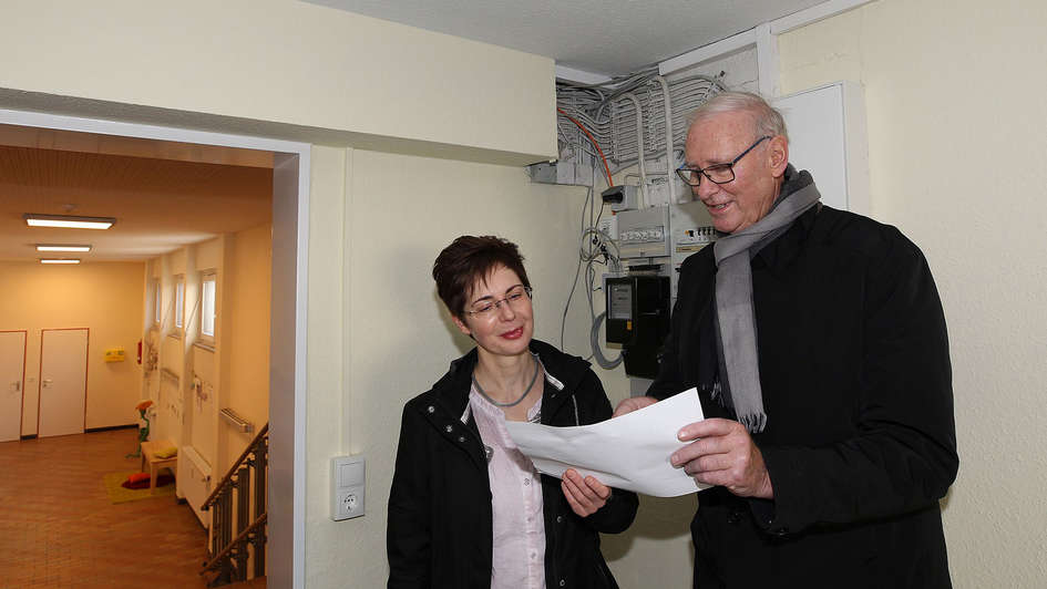 Pfarrerin Petra Rau und Friedrich Erhardt, Vorsitzender des Bau- und Finanzausschusses im Kirchenvorstand besprechen energetische Sanierung des Gemeindeshauses der Luthergemeinde Bad Harzburg