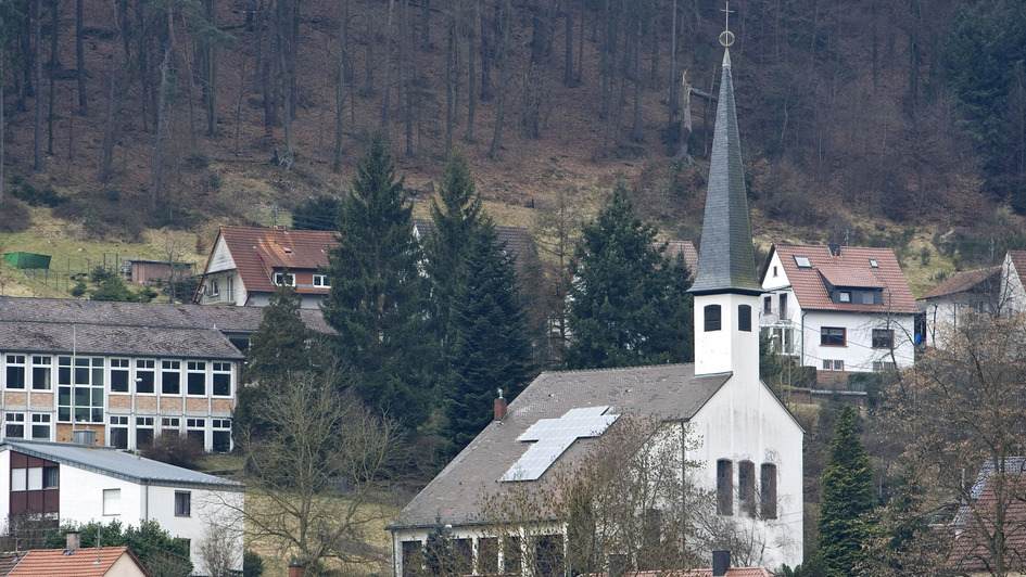 Photovoltaikanlage in Kreuzform auf dem Dach der evangelische Kirche in Frankeneck