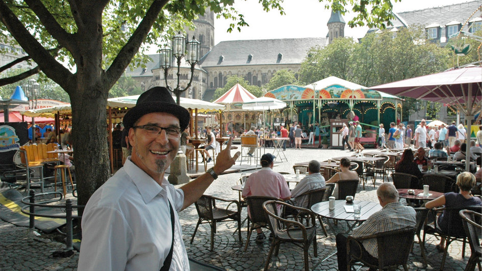  Evangelische Pfarrer Torsten Heinrich auf der historischen Kirmes fuer Puetzchens Markt in Bonn.