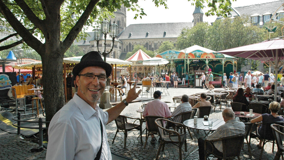 Evangelische Pfarrer Torsten Heinrich auf der historischen Kirmes fuer Puetzchens Markt in Bonn. Evangelische Pfarrer Torsten Heinrich auf der historischen Kirmes fuer Puetzchens Markt in Bonn.