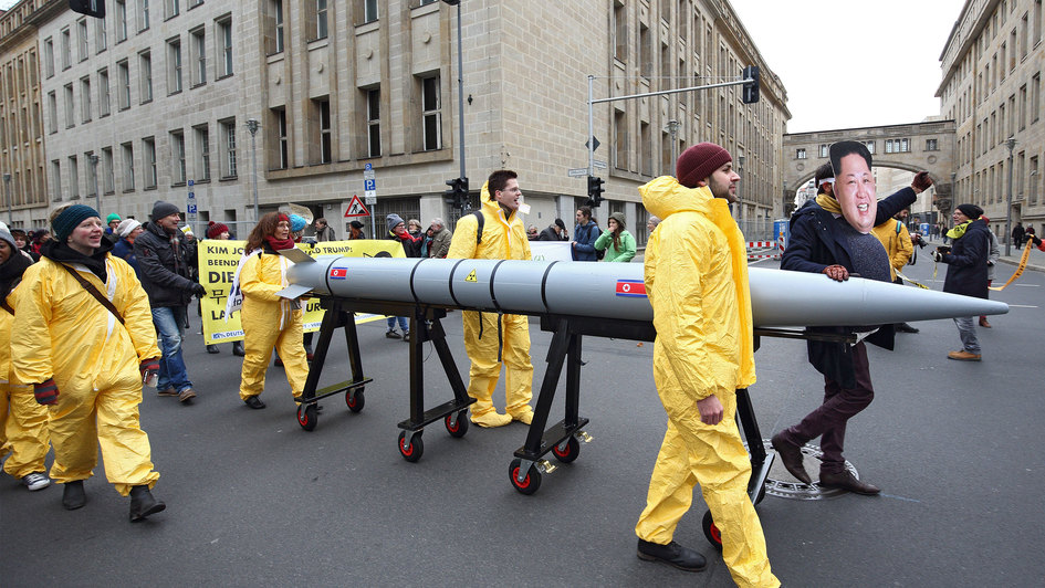 Symbolbild: Atomwaffengegner in gelben Overalls  bei einer Demo in Berlin tragen eine Attrappe einer Atombombe