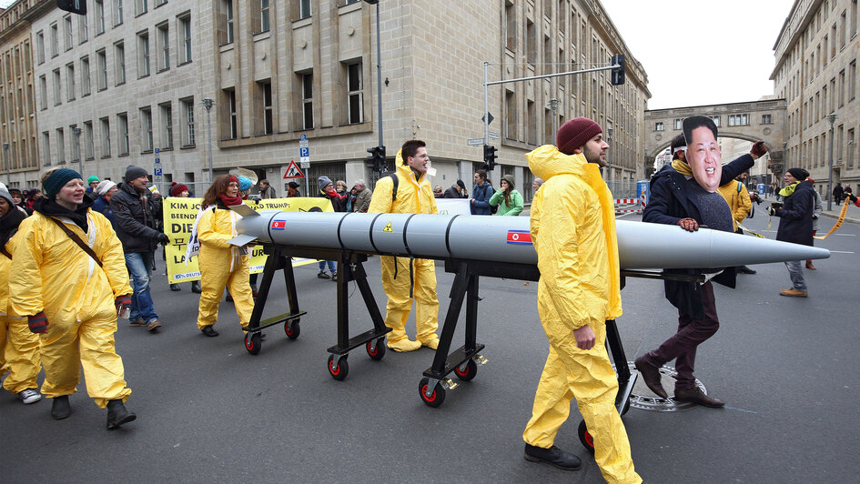 Symbolbild: Atomwaffengegner in gelben Overalls bei einer Demo in Berlin tragen eine Attrappe einer Atombombe Symbolbild: Atomwaffengegner in gelben Overalls bei einer Demo in Berlin tragen eine Attrappe einer Atombombe