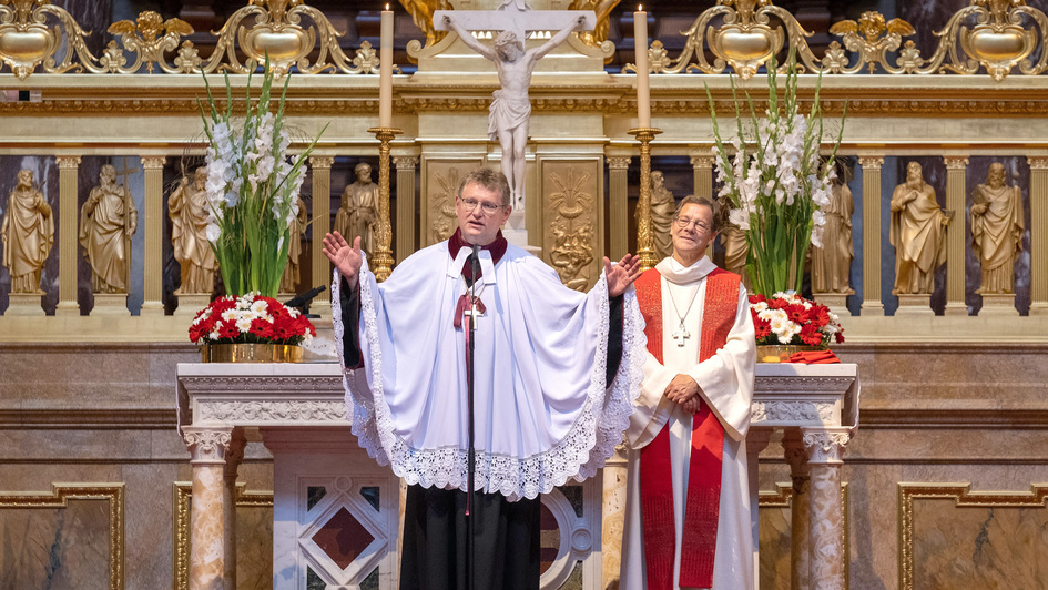 Der Landesbischof der Evangelisch-Augsburgischen Kirche in Polen, Jerzy Samiec und der Berliner Bischof Markus Dröge am Altar des Berliner Doms.