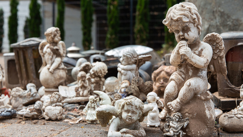 Gesammelte Putten, Herzen und Grableuchten nach der Flut auf dem Friedhof in Schleiden-Gemuend