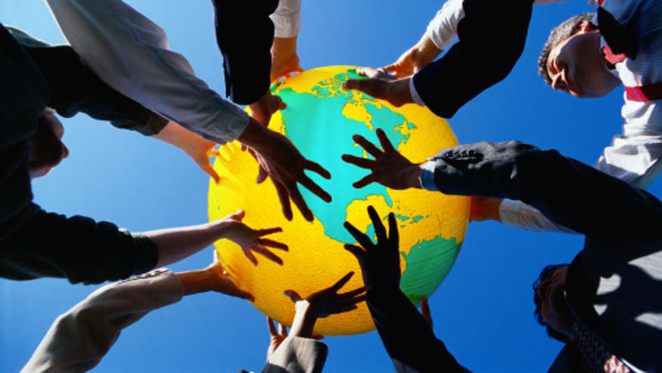 Allianz für Weltoffenheit - Hände halten einen Weltkugel-Ball