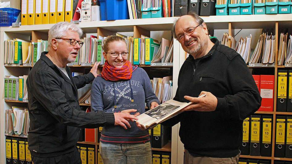 Leiter des Centrums, Manfred Bender (re.) zusammen mit Bernd Bendel (links), dem Schriftführer des Vereins, und der Freiwilligen Annika Baumgart Leiter des Centrums, Manfred Bender (re.) zusammen mit Bernd Bendel (links), dem Schriftführer des Vereins, und der Freiwilligen Annika Baumgart