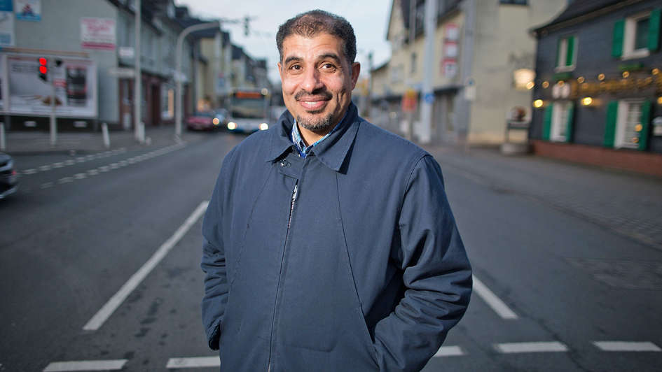 Der syrische Arzt Abed Alkhalaf in einer Straße in Solingen.