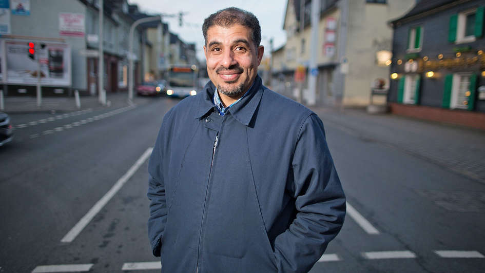 Der syrische Arzt Abed Alkhalaf in einer Straße in Solingen. Der syrische Arzt Abed Alkhalaf in einer Straße in Solingen.