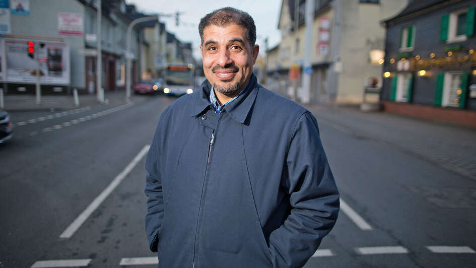 Der syrische Arzt Abed Alkhalaf in einer Straße in Solingen. Der syrische Arzt Abed Alkhalaf in einer Straße in Solingen.