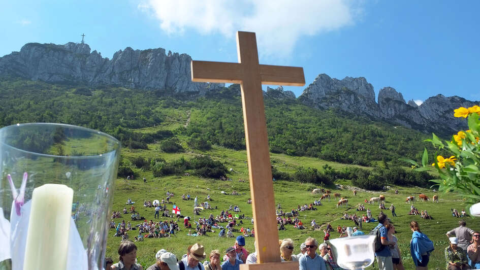 Berggottesdienst am Fuße des eines Gipfels