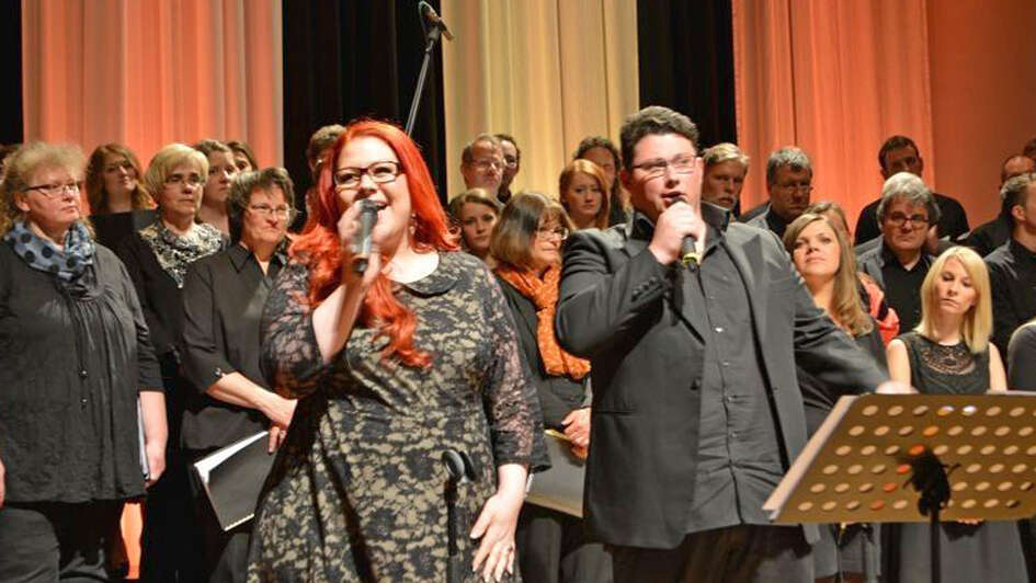 Der 'Night of the Hymns'-Projektchor bei einem Konzert im Mai 2015. Der 'Night of the Hymns'-Projektchor bei einem Konzert im Mai 2015.