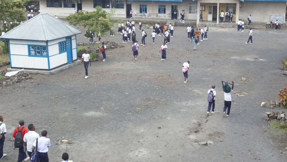 Schüler vor dem Institut Majengo im Ost-Kongo. Schüler vor dem Institut Majengo im Ost-Kongo.