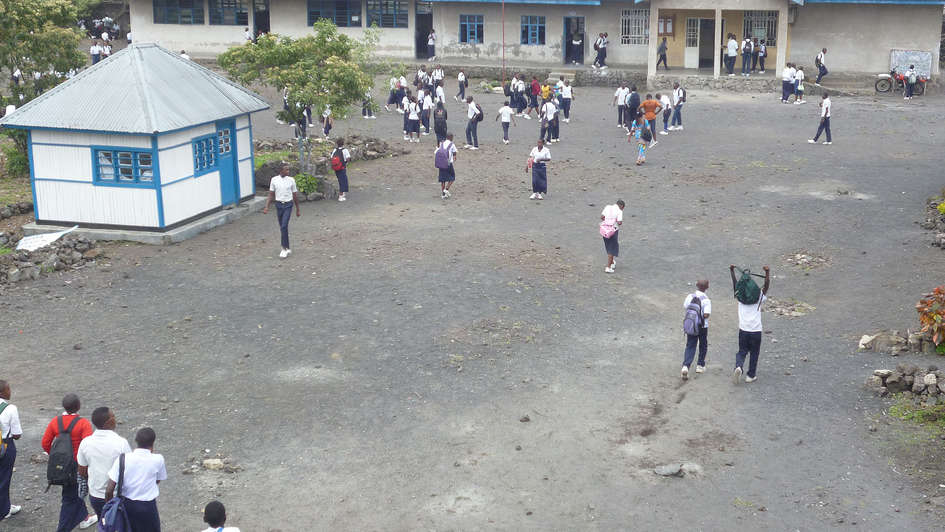 Schüler vor dem Institut Majengo im Ost-Kongo.