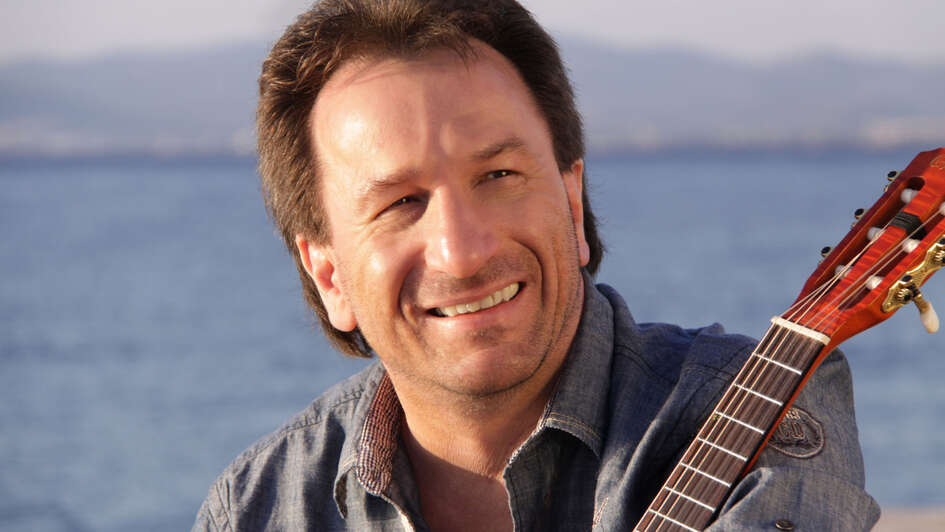 Der Liedermacher Clemens Bittlinger mit Gitarre Der Liedermacher Clemens Bittlinger mit Gitarre