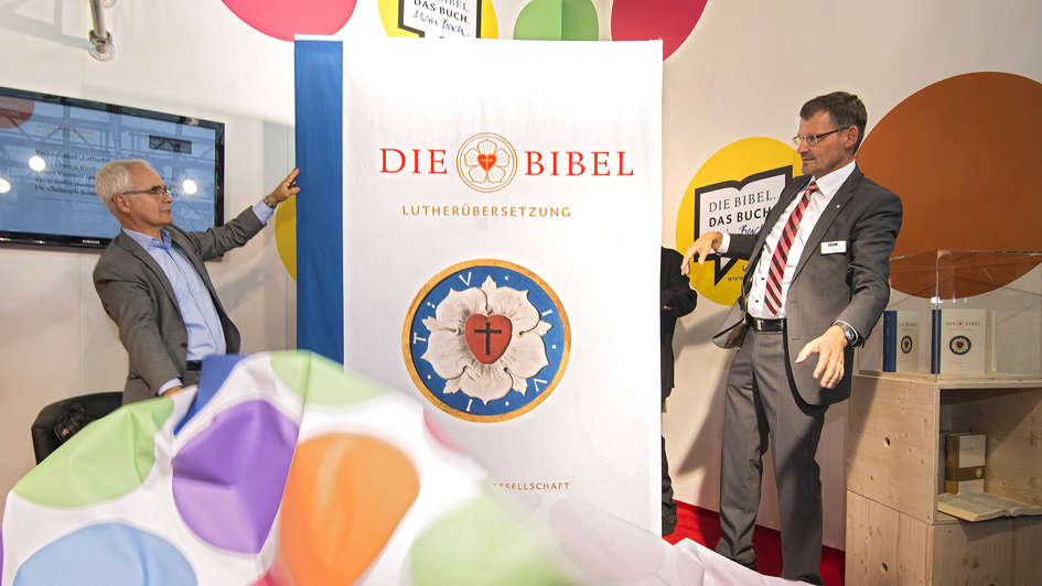 Christoph Rösel von der Deutschen Bibelgesellschaft und Heinrich Riethmüller vom Börsenverein des Deutschen Buchhandels enthüllen die Lutherbibel 2017