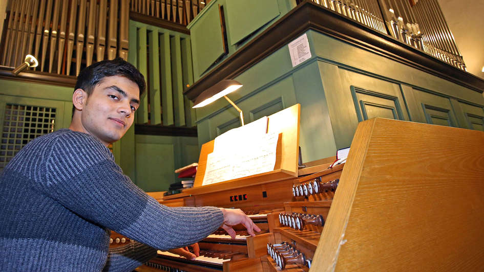 Yousuf Ejazi an der Orgel Yousuf Ejazi an der Orgel