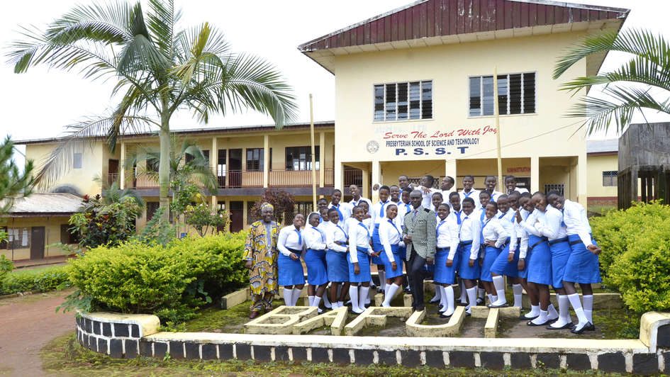 Schülerinnen und Schüler der Presbyterian School of Science and Technology in Bafut (Kamerun) mit ihrem Direktor (Mitte) vor dem Schulgebäude