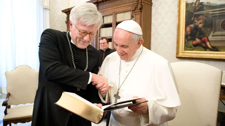 EKD-Ratsvorsitzender Heinrich Bedford-Strohm überreicht Papst Franziskus eine Lutherbibel