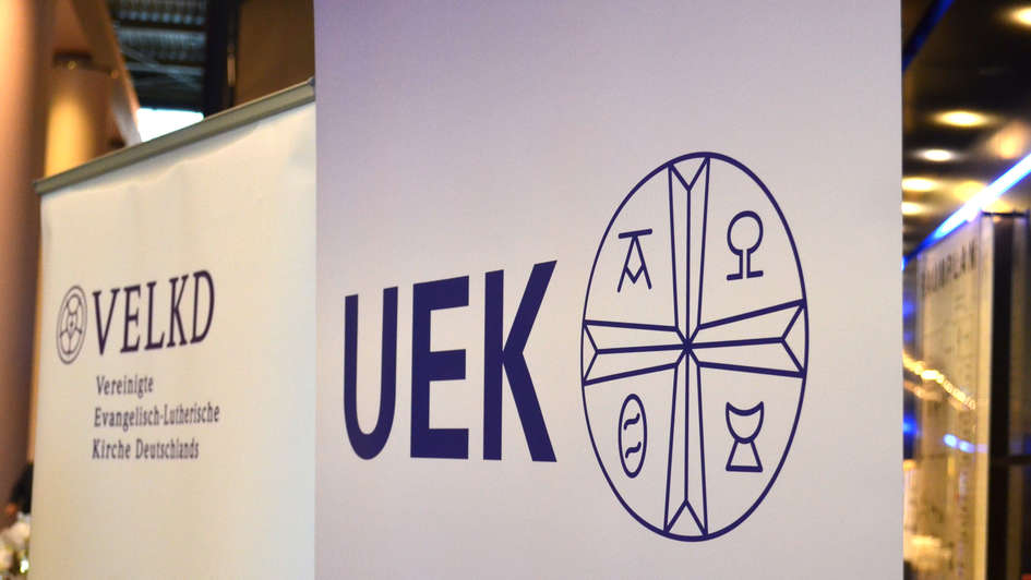 Symbolfoto mit Bannern von UEK und VELKD.