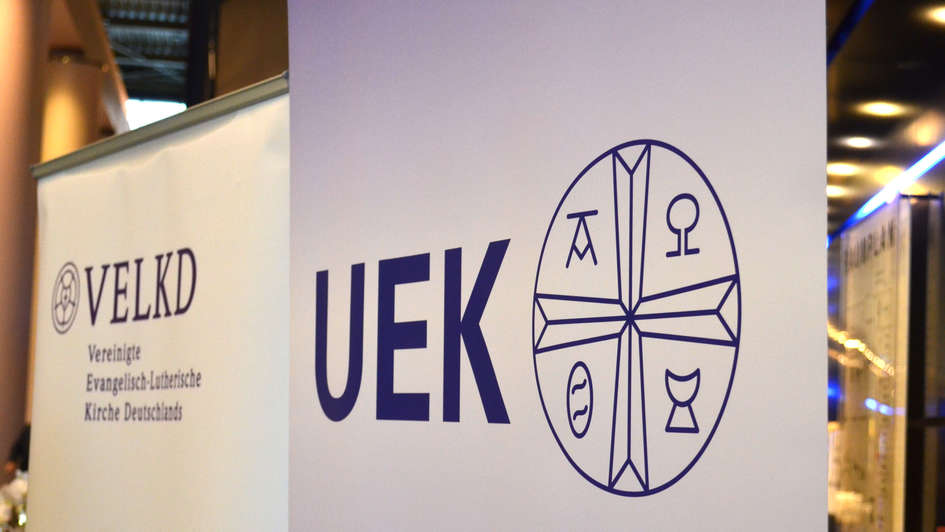 Symbolfoto mit Bannern von UEK und VELKD. Symbolfoto mit Bannern von UEK und VELKD.