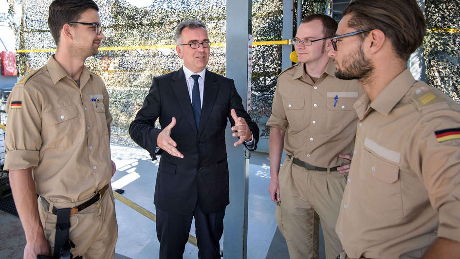 Militärbischof Sigurd Rink im Gespräch mit Soldaten auf der 'Werra'.