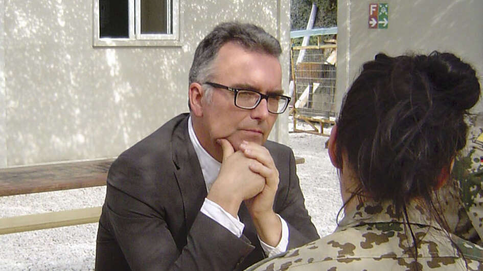 Militärbischof Sigurd Rink im Gespräch mit einer Soldatin im Bundeswehrcamp Castle in Limassol auf Zypern