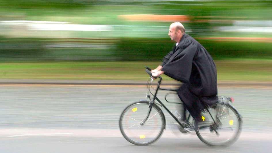 Pfarrer auf Fahrrad