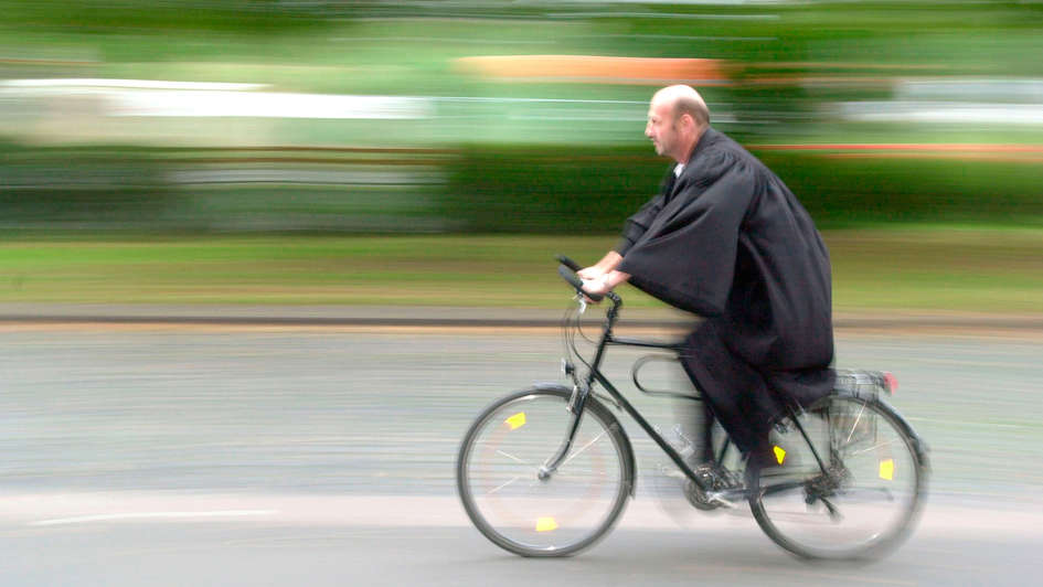 Pfarrer auf Fahrrad Pfarrer auf Fahrrad