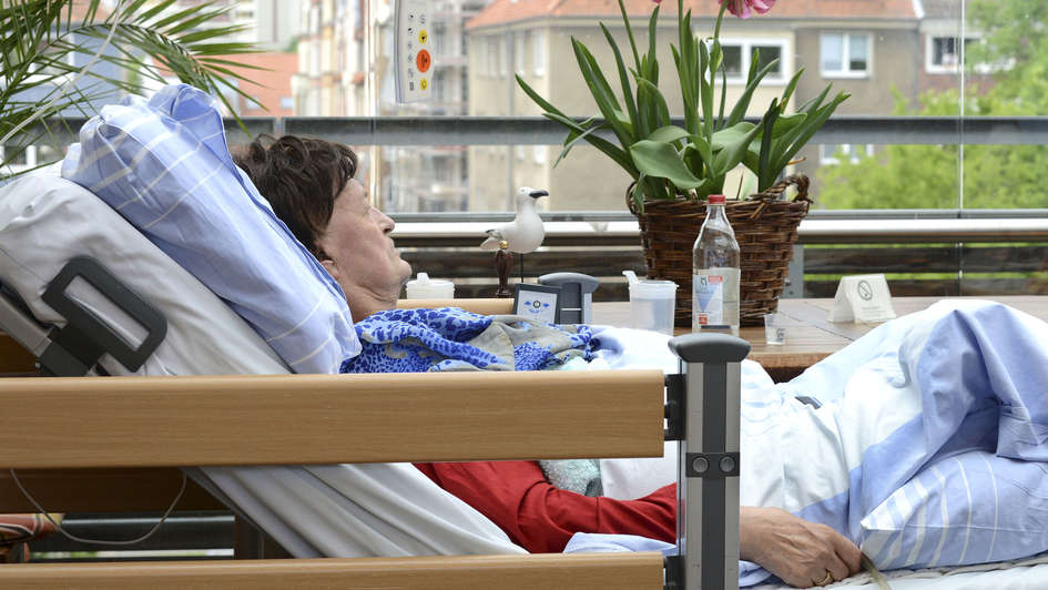 Patientin der Palliativstation des Diakoniekrankenhauses Friederikenstift in Hannover Patientin der Palliativstation des Diakoniekrankenhauses Friederikenstift in Hannover
