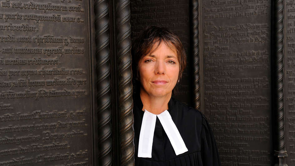Margot Käßmann steht vor der Thesentür der Schlosskirche in Wittenberg. Margot Käßmann steht vor der Thesentür der Schlosskirche in Wittenberg.